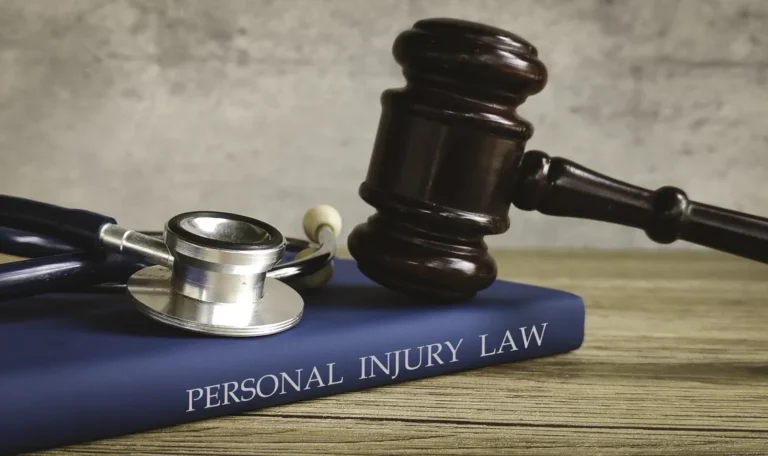 Wooden gavel and stethoscope on a personal injury law book, representing New York wrongful death claims